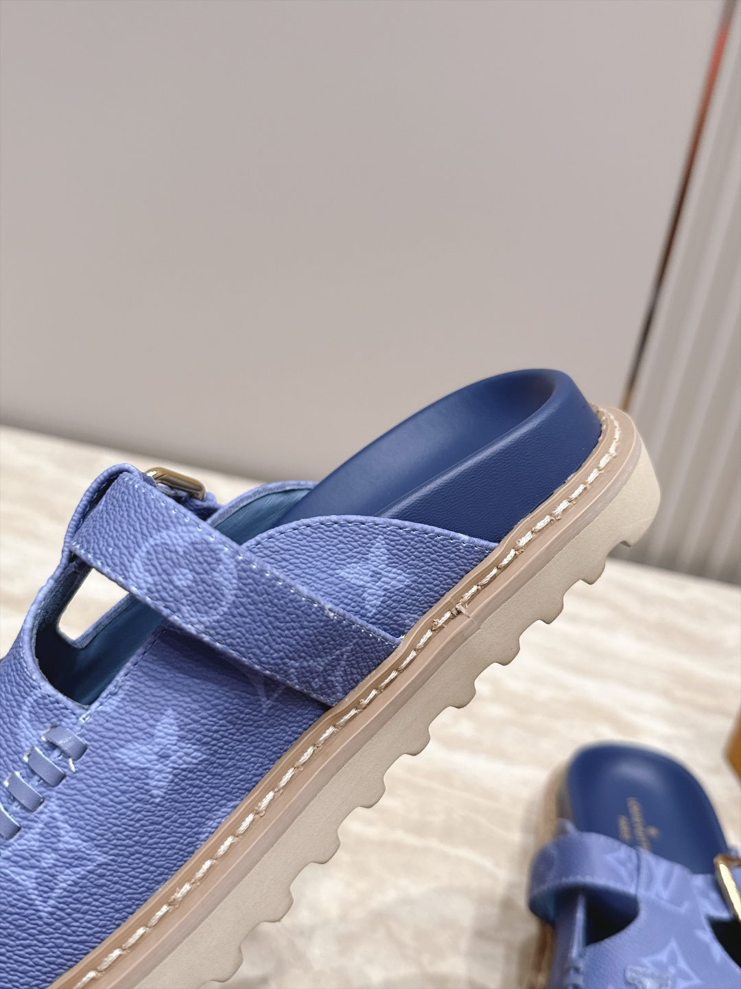 全新色系！！  Louis vuitto驴牌 Lv 新品厚底包头勃肯拖鞋   懒人鞋的终极形态找到了！ LV这双穆勒包头