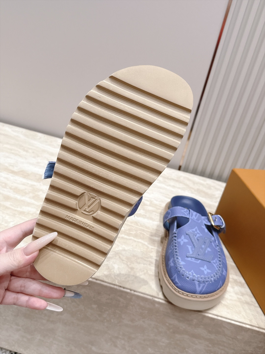 全新色系！！  Louis vuitto驴牌 Lv 新品厚底包头勃肯拖鞋   懒人鞋的终极形态找到了！ LV这双穆勒包头