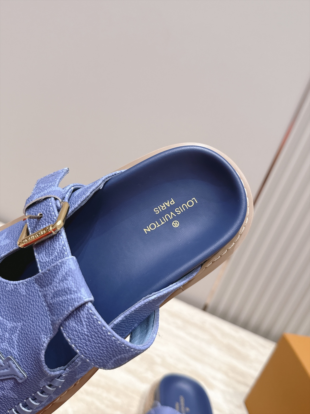 全新色系！！  Louis vuitto驴牌 Lv 新品厚底包头勃肯拖鞋   懒人鞋的终极形态找到了！ LV这双穆勒包头