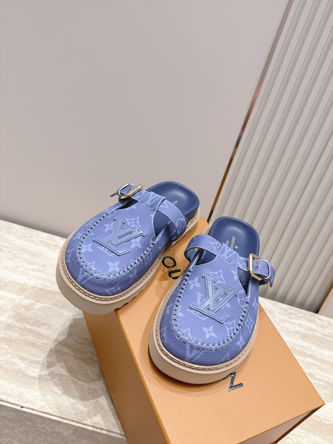 全新色系！！  Louis vuitto驴牌 Lv 新品厚底包头勃肯拖鞋   懒人鞋的终极形态找到了！ LV这双穆勒包头