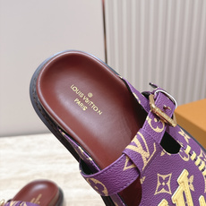 全新色系!! Louis vuitto驴牌 Lv 新品厚底包头勃肯拖鞋 懒人鞋的终极形态找到了! LV这双穆勒包头 全新色系!! Louis vuitto驴牌 Lv 新品厚底包头勃肯拖鞋 懒人鞋的终极形态找到了! LV这双穆勒包头