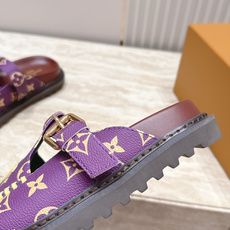 全新色系!! Louis vuitto驴牌 Lv 新品厚底包头勃肯拖鞋 懒人鞋的终极形态找到了! LV这双穆勒包头 全新色系!! Louis vuitto驴牌 Lv 新品厚底包头勃肯拖鞋 懒人鞋的终极形态找到了! LV这双穆勒包头