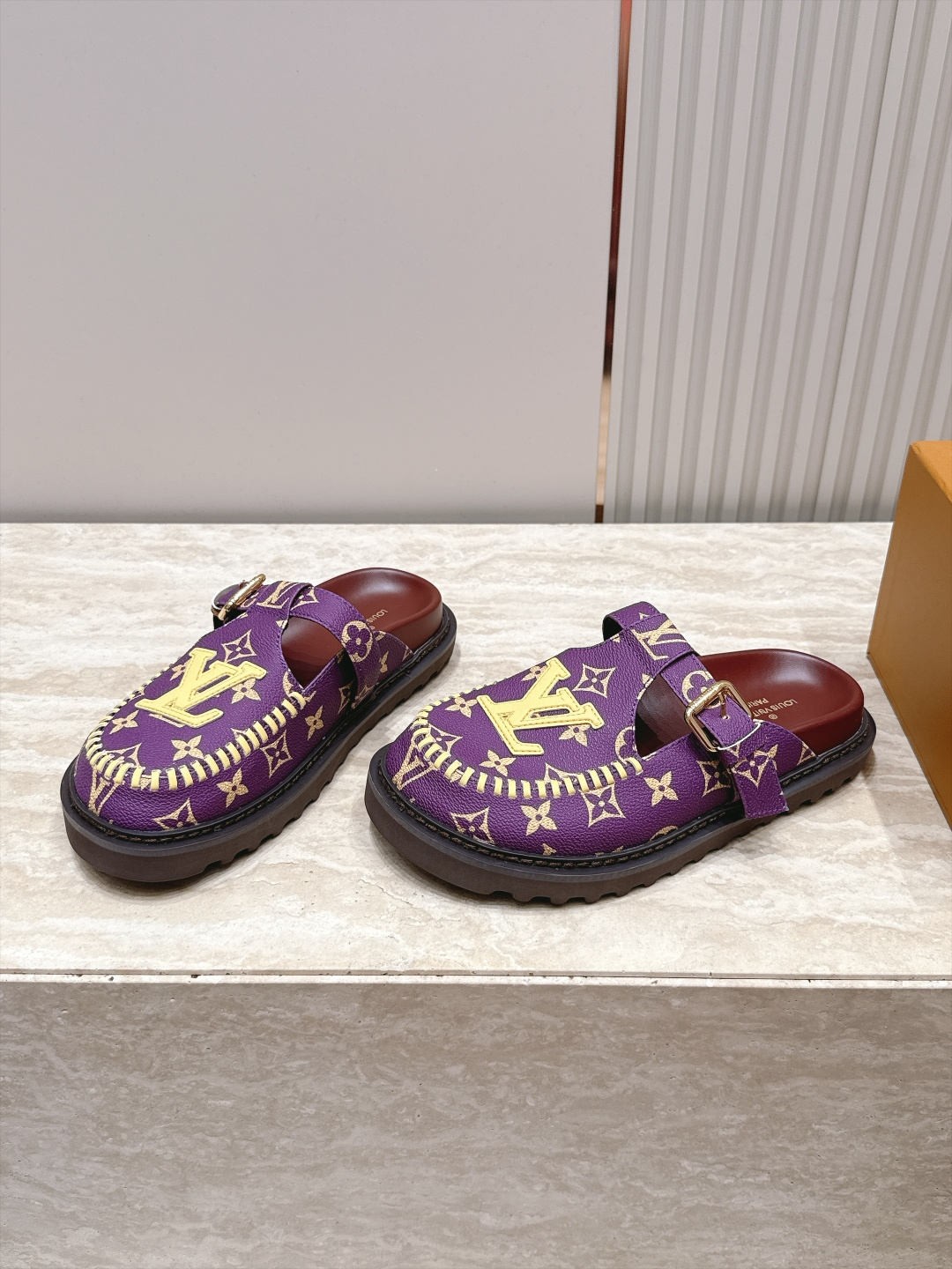 全新色系！！  Louis vuitto驴牌 Lv 新品厚底包头勃肯拖鞋   懒人鞋的终极形态找到了！ LV这双穆勒包头