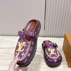 全新色系!! Louis vuitto驴牌 Lv 新品厚底包头勃肯拖鞋 懒人鞋的终极形态找到了! LV这双穆勒包头 全新色系!! Louis vuitto驴牌 Lv 新品厚底包头勃肯拖鞋 懒人鞋的终极形态找到了! LV这双穆勒包头