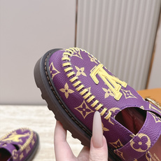 全新色系!! Louis vuitto驴牌 Lv 新品厚底包头勃肯拖鞋 懒人鞋的终极形态找到了! LV这双穆勒包头 全新色系!! Louis vuitto驴牌 Lv 新品厚底包头勃肯拖鞋 懒人鞋的终极形态找到了! LV这双穆勒包头