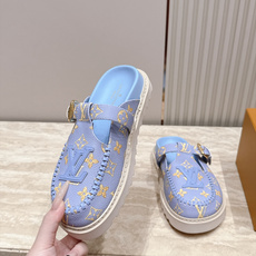 全新色系!! Louis vuitto驴牌 Lv 新品厚底包头勃肯拖鞋 懒人鞋的终极形态找到了! LV这双穆勒包头 全新色系!! Louis vuitto驴牌 Lv 新品厚底包头勃肯拖鞋 懒人鞋的终极形态找到了! LV这双穆勒包头