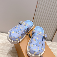 全新色系!! Louis vuitto驴牌 Lv 新品厚底包头勃肯拖鞋 懒人鞋的终极形态找到了! LV这双穆勒包头 全新色系!! Louis vuitto驴牌 Lv 新品厚底包头勃肯拖鞋 懒人鞋的终极形态找到了! LV这双穆勒包头