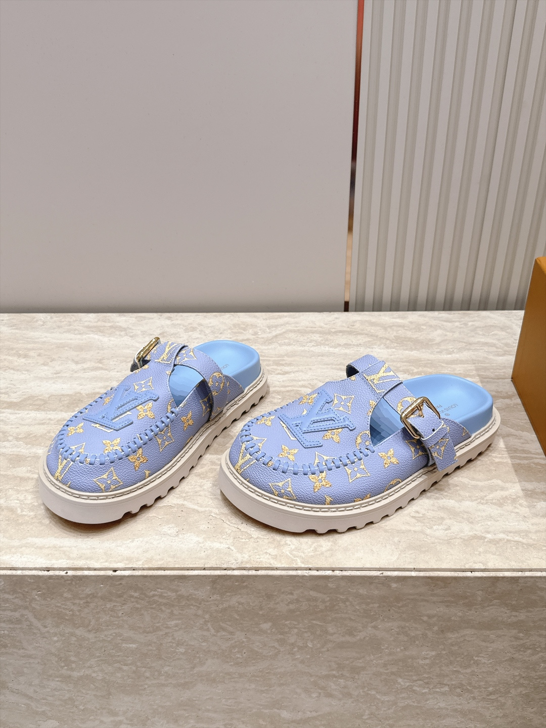 全新色系！！  Louis vuitto驴牌 Lv 新品厚底包头勃肯拖鞋   懒人鞋的终极形态找到了！ LV这双穆勒包头