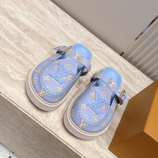全新色系!! Louis vuitto驴牌 Lv 新品厚底包头勃肯拖鞋 懒人鞋的终极形态找到了! LV这双穆勒包头 全新色系!! Louis vuitto驴牌 Lv 新品厚底包头勃肯拖鞋 懒人鞋的终极形态找到了! LV这双穆勒包头