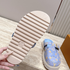 全新色系!! Louis vuitto驴牌 Lv 新品厚底包头勃肯拖鞋 懒人鞋的终极形态找到了! LV这双穆勒包头 全新色系!! Louis vuitto驴牌 Lv 新品厚底包头勃肯拖鞋 懒人鞋的终极形态找到了! LV这双穆勒包头