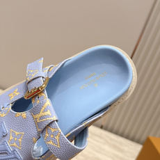 全新色系!! Louis vuitto驴牌 Lv 新品厚底包头勃肯拖鞋 懒人鞋的终极形态找到了! LV这双穆勒包头 全新色系!! Louis vuitto驴牌 Lv 新品厚底包头勃肯拖鞋 懒人鞋的终极形态找到了! LV这双穆勒包头