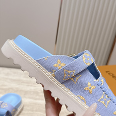 全新色系!! Louis vuitto驴牌 Lv 新品厚底包头勃肯拖鞋 懒人鞋的终极形态找到了! LV这双穆勒包头 全新色系!! Louis vuitto驴牌 Lv 新品厚底包头勃肯拖鞋 懒人鞋的终极形态找到了! LV这双穆勒包头