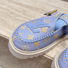 全新色系!! Louis vuitto驴牌 Lv 新品厚底包头勃肯拖鞋 懒人鞋的终极形态找到了! LV这双穆勒包头 全新色系!! Louis vuitto驴牌 Lv 新品厚底包头勃肯拖鞋 懒人鞋的终极形态找到了! LV这双穆勒包头