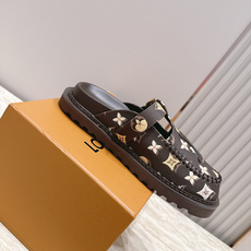 全新色系!! Louis vuitto驴牌 Lv 新品厚底包头勃肯拖鞋 懒人鞋的终极形态找到了! LV这双穆勒包头 全新色系!! Louis vuitto驴牌 Lv 新品厚底包头勃肯拖鞋 懒人鞋的终极形态找到了! LV这双穆勒包头