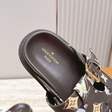 全新色系!! Louis vuitto驴牌 Lv 新品厚底包头勃肯拖鞋 懒人鞋的终极形态找到了! LV这双穆勒包头 全新色系!! Louis vuitto驴牌 Lv 新品厚底包头勃肯拖鞋 懒人鞋的终极形态找到了! LV这双穆勒包头