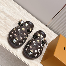全新色系!! Louis vuitto驴牌 Lv 新品厚底包头勃肯拖鞋 懒人鞋的终极形态找到了! LV这双穆勒包头 全新色系!! Louis vuitto驴牌 Lv 新品厚底包头勃肯拖鞋 懒人鞋的终极形态找到了! LV这双穆勒包头