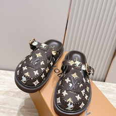 全新色系!! Louis vuitto驴牌 Lv 新品厚底包头勃肯拖鞋 懒人鞋的终极形态找到了! LV这双穆勒包头 全新色系!! Louis vuitto驴牌 Lv 新品厚底包头勃肯拖鞋 懒人鞋的终极形态找到了! LV这双穆勒包头