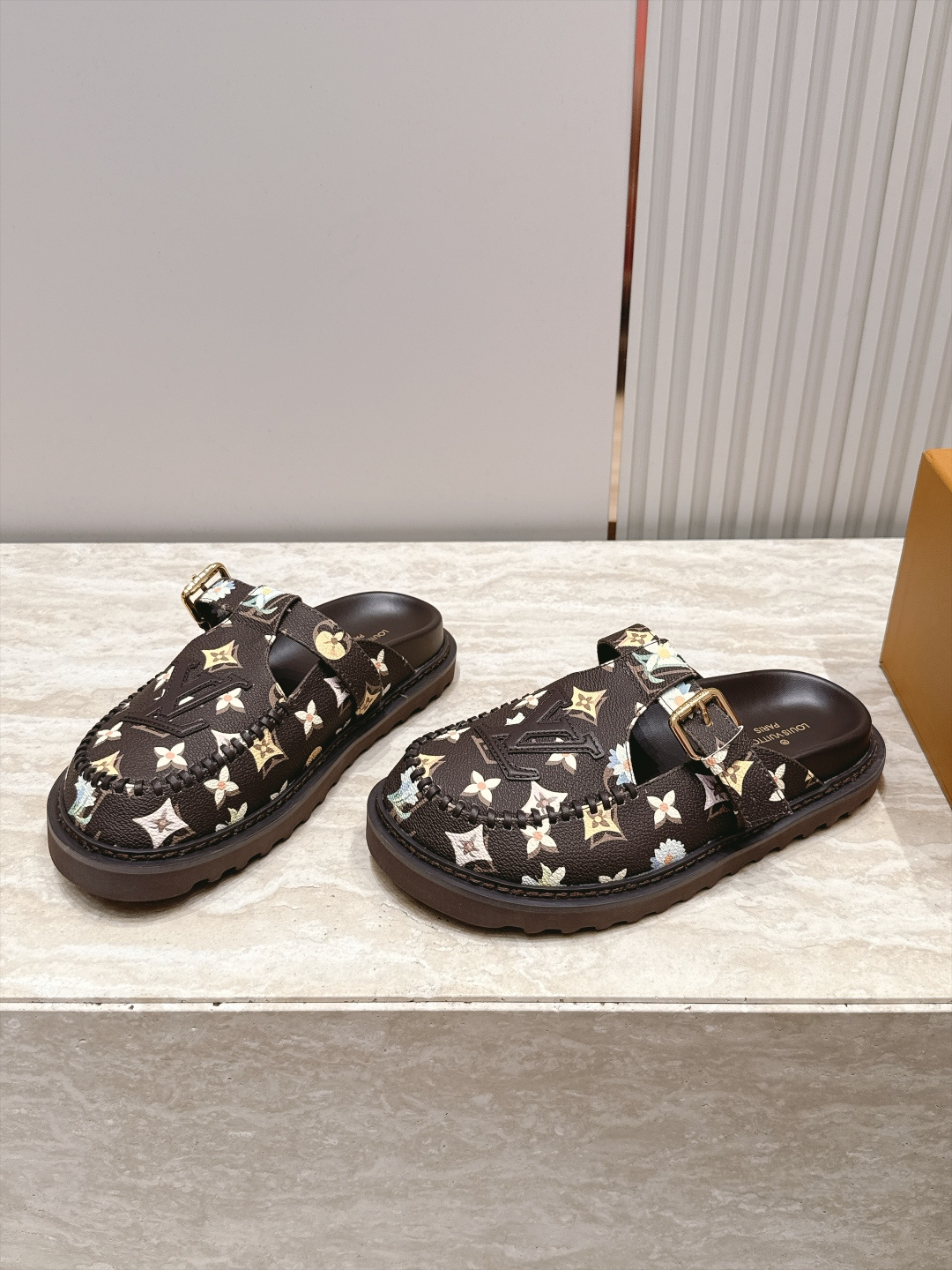 全新色系！！  Louis vuitto驴牌 Lv 新品厚底包头勃肯拖鞋   懒人鞋的终极形态找到了！ LV这双穆勒包头