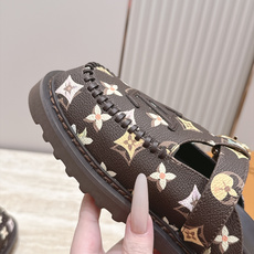 全新色系!! Louis vuitto驴牌 Lv 新品厚底包头勃肯拖鞋 懒人鞋的终极形态找到了! LV这双穆勒包头 全新色系!! Louis vuitto驴牌 Lv 新品厚底包头勃肯拖鞋 懒人鞋的终极形态找到了! LV这双穆勒包头