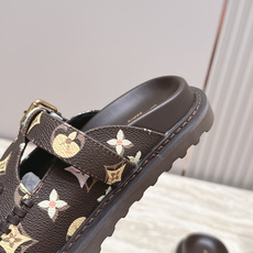 全新色系!! Louis vuitto驴牌 Lv 新品厚底包头勃肯拖鞋 懒人鞋的终极形态找到了! LV这双穆勒包头 全新色系!! Louis vuitto驴牌 Lv 新品厚底包头勃肯拖鞋 懒人鞋的终极形态找到了! LV这双穆勒包头