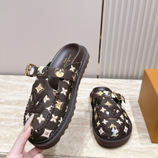 全新色系!! Louis vuitto驴牌 Lv 新品厚底包头勃肯拖鞋 懒人鞋的终极形态找到了! LV这双穆勒包头 全新色系!! Louis vuitto驴牌 Lv 新品厚底包头勃肯拖鞋 懒人鞋的终极形态找到了! LV这双穆勒包头