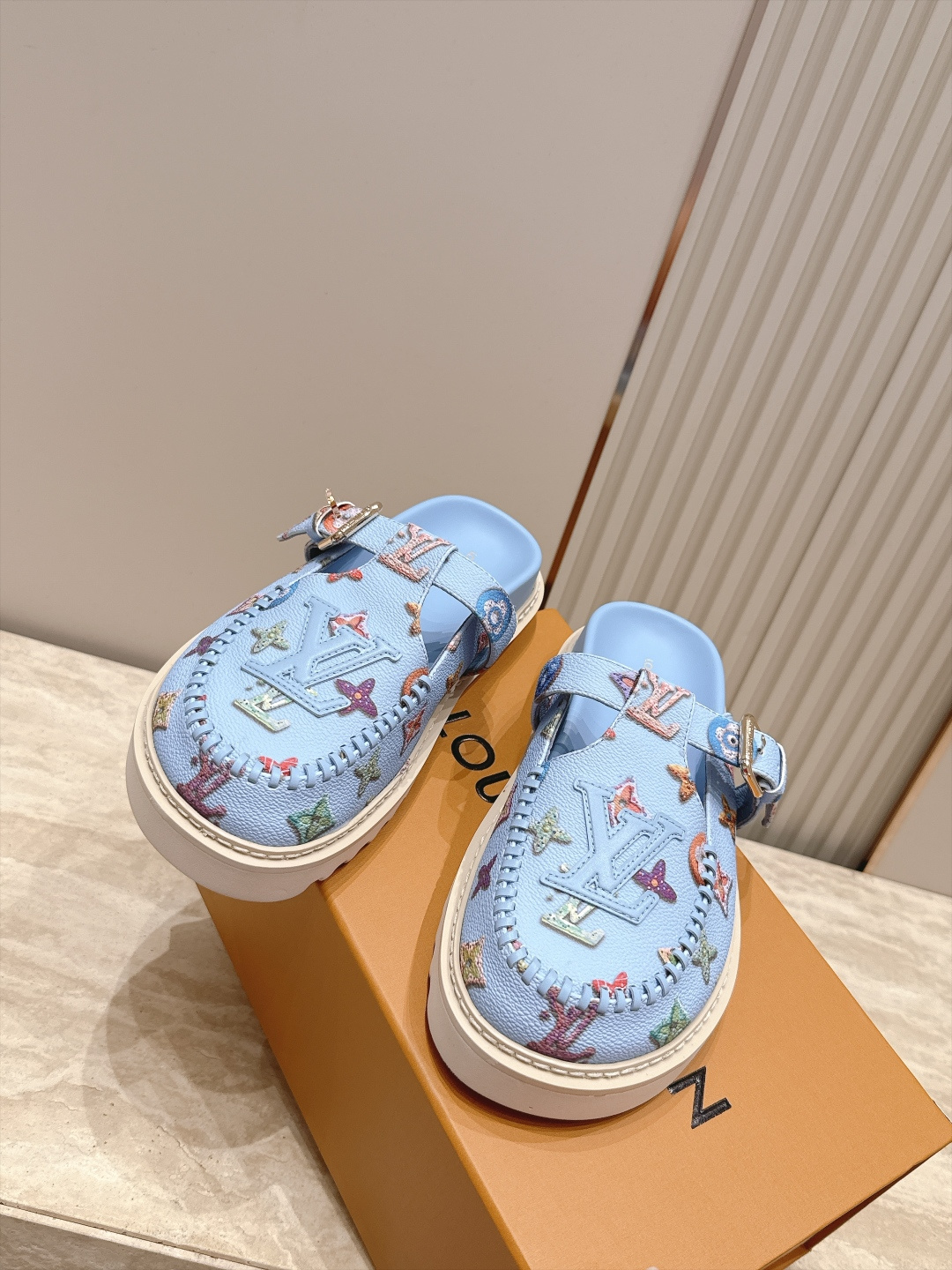全新色系！！  Louis vuitto驴牌 Lv 新品厚底包头勃肯拖鞋   懒人鞋的终极形态找到了！ LV这双穆勒包头