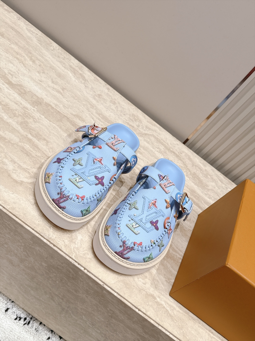 全新色系！！  Louis vuitto驴牌 Lv 新品厚底包头勃肯拖鞋   懒人鞋的终极形态找到了！ LV这双穆勒包头