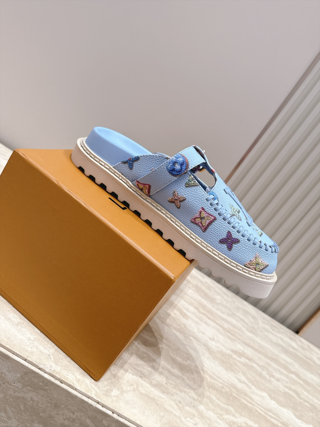 全新色系！！  Louis vuitto驴牌 Lv 新品厚底包头勃肯拖鞋   懒人鞋的终极形态找到了！ LV这双穆勒包头