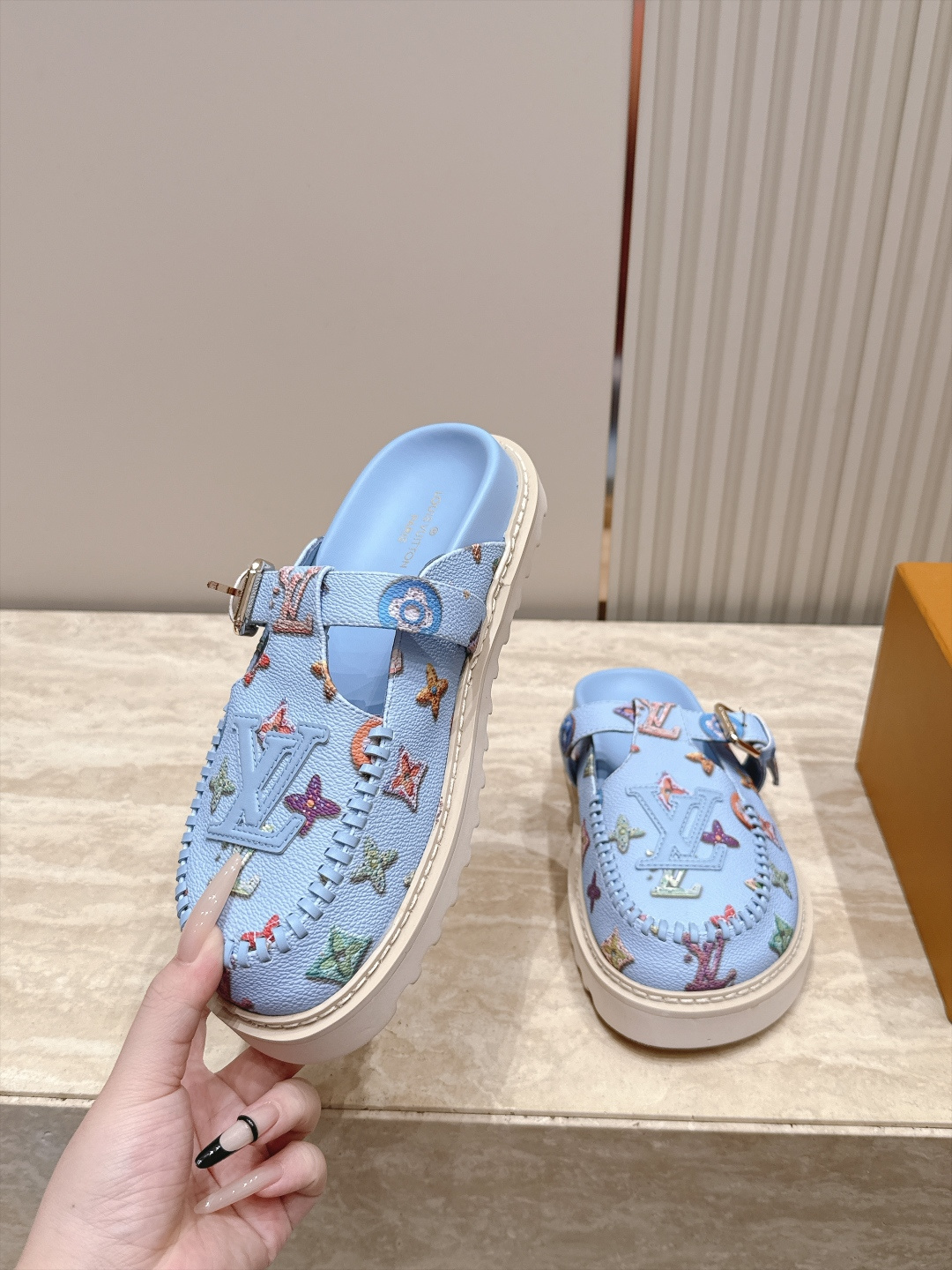 全新色系！！  Louis vuitto驴牌 Lv 新品厚底包头勃肯拖鞋   懒人鞋的终极形态找到了！ LV这双穆勒包头