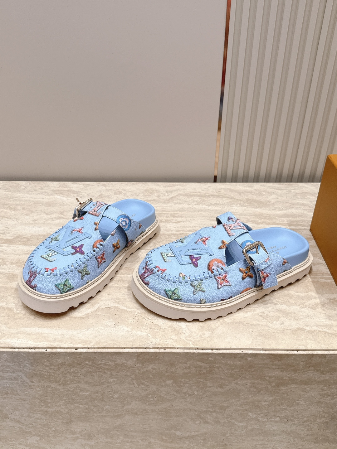 全新色系！！  Louis vuitto驴牌 Lv 新品厚底包头勃肯拖鞋   懒人鞋的终极形态找到了！ LV这双穆勒包头