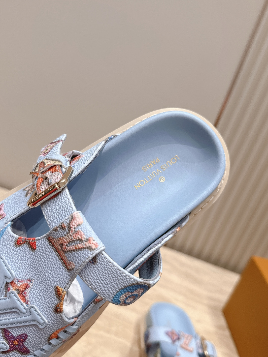 全新色系！！  Louis vuitto驴牌 Lv 新品厚底包头勃肯拖鞋   懒人鞋的终极形态找到了！ LV这双穆勒包头