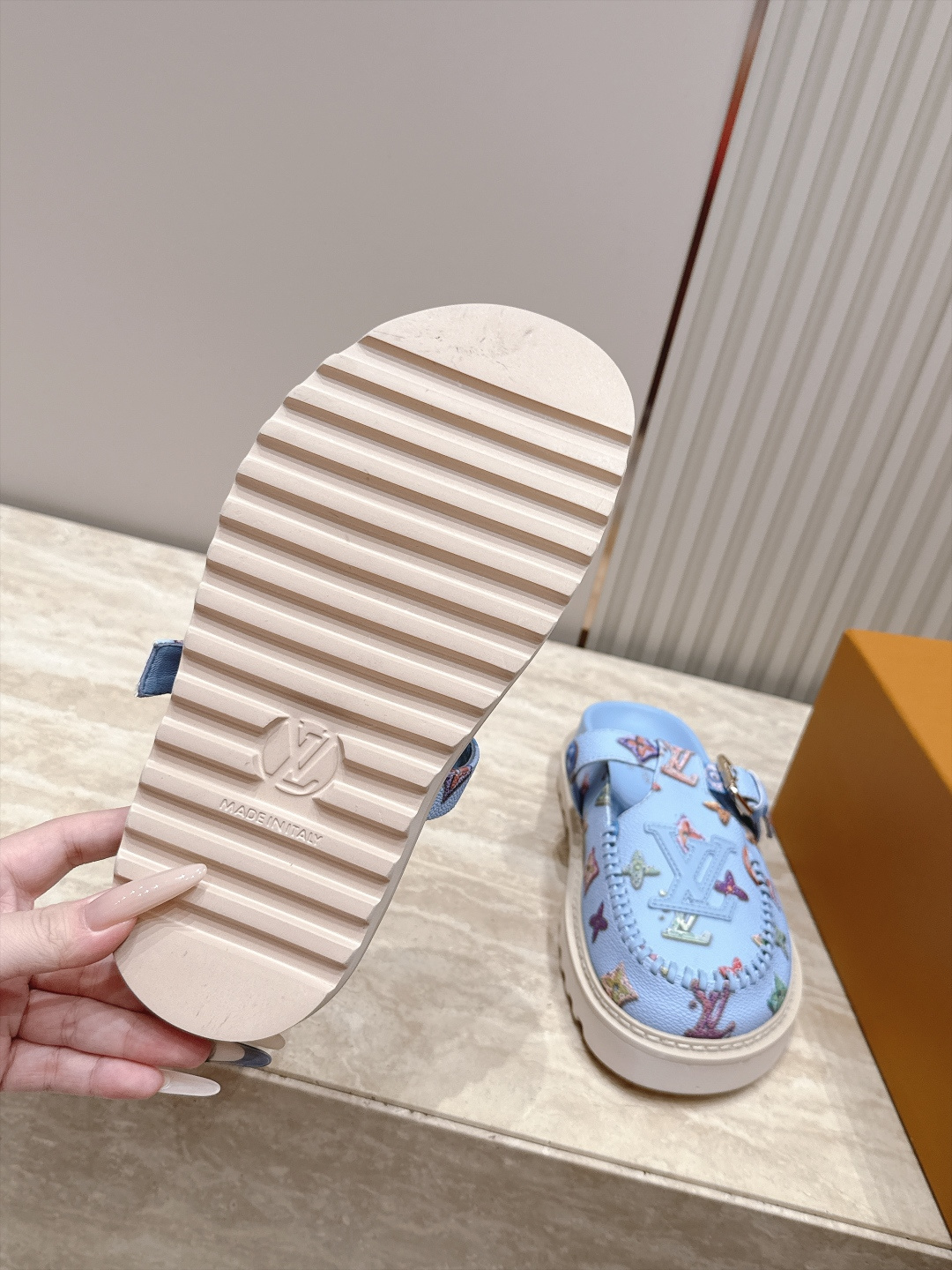 全新色系！！  Louis vuitto驴牌 Lv 新品厚底包头勃肯拖鞋   懒人鞋的终极形态找到了！ LV这双穆勒包头