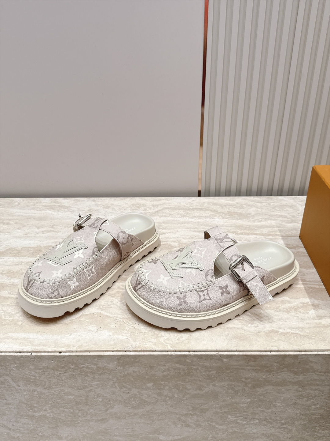 全新色系！！  Louis vuitto驴牌 Lv 新品厚底包头勃肯拖鞋   懒人鞋的终极形态找到了！ LV这双穆勒包头