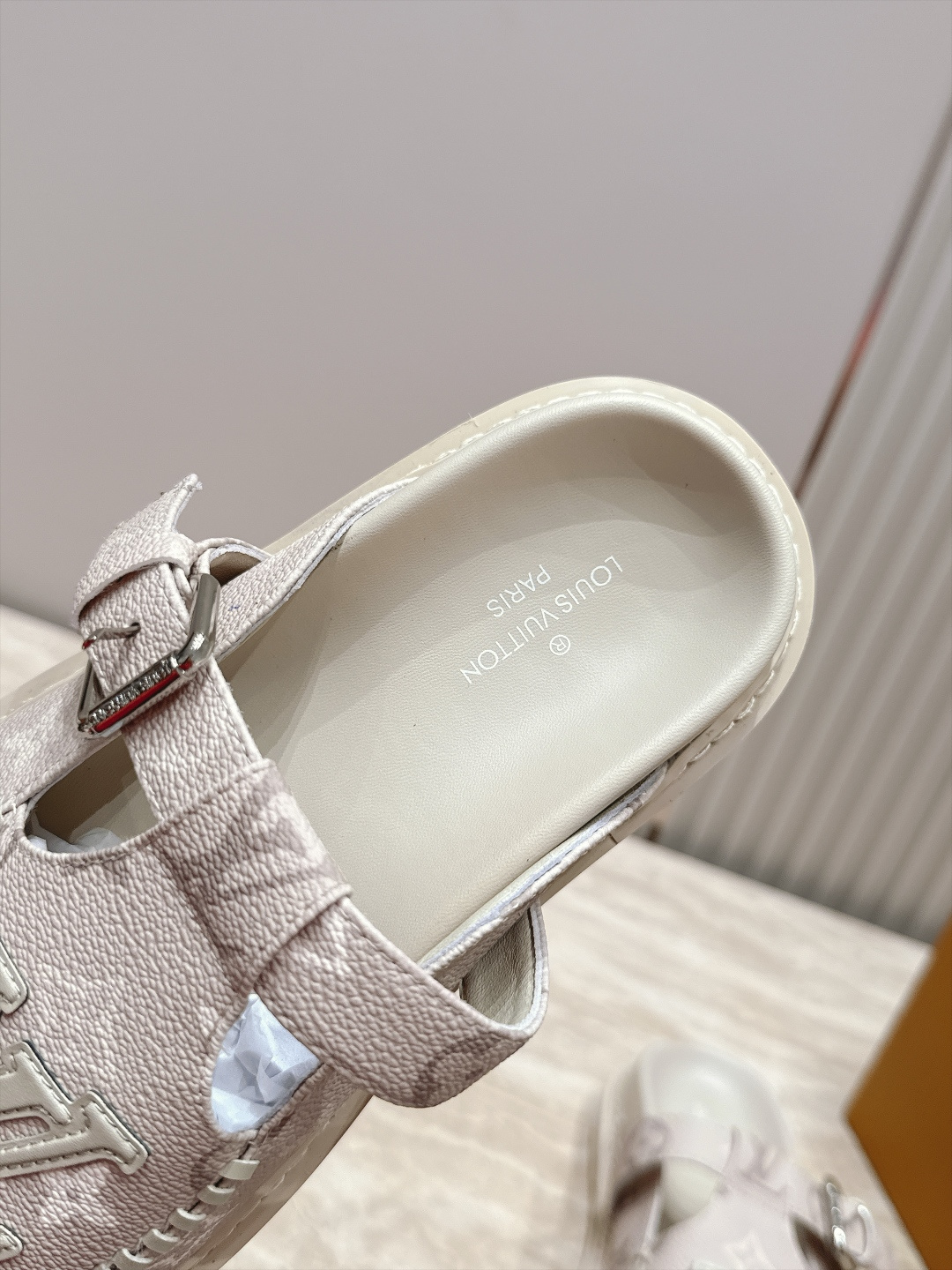 全新色系！！  Louis vuitto驴牌 Lv 新品厚底包头勃肯拖鞋   懒人鞋的终极形态找到了！ LV这双穆勒包头