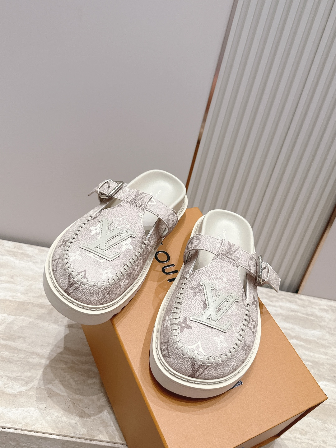 全新色系！！  Louis vuitto驴牌 Lv 新品厚底包头勃肯拖鞋   懒人鞋的终极形态找到了！ LV这双穆勒包头