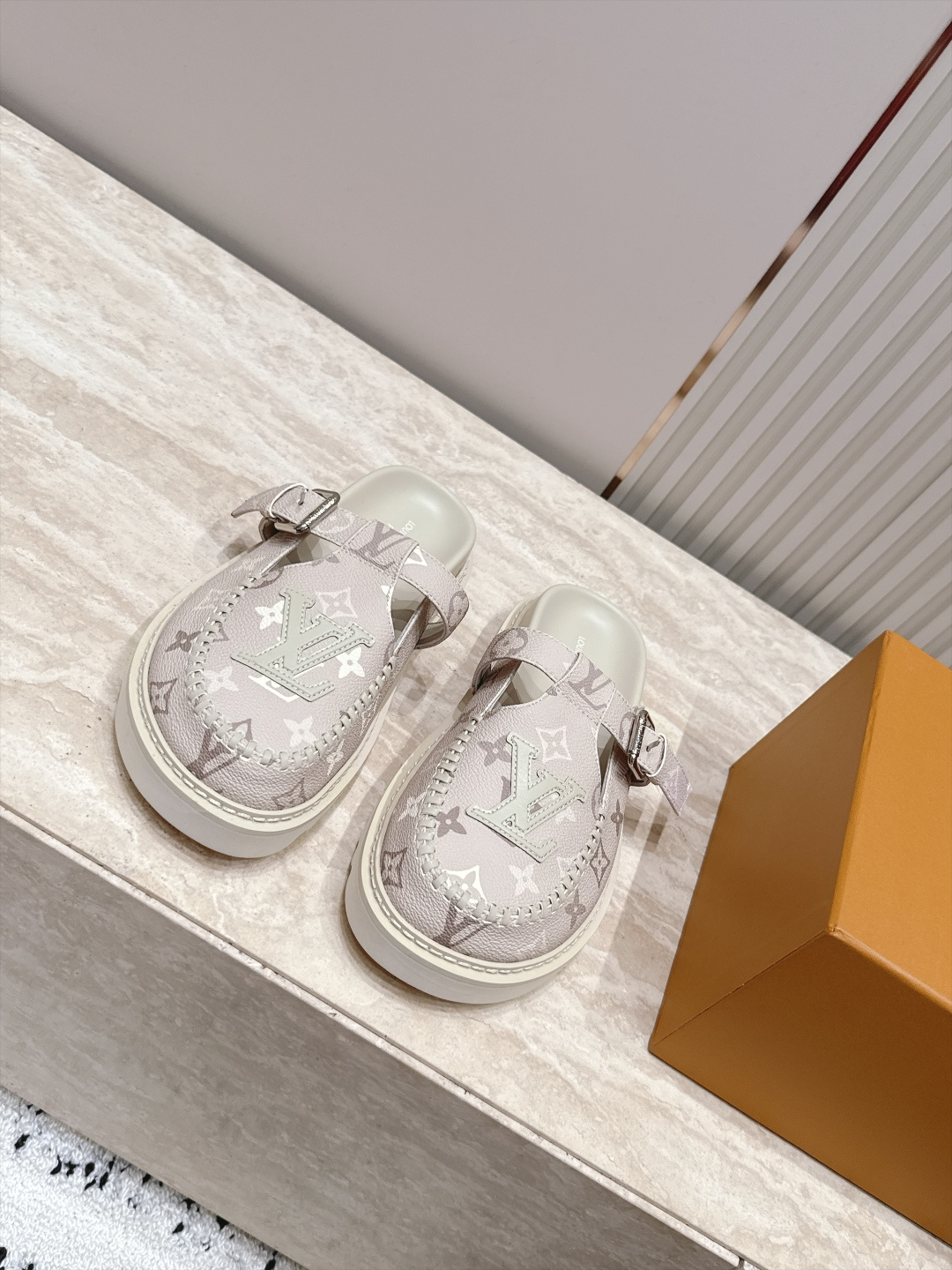 全新色系！！  Louis vuitto驴牌 Lv 新品厚底包头勃肯拖鞋   懒人鞋的终极形态找到了！ LV这双穆勒包头