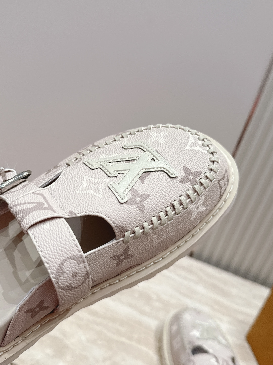 全新色系！！  Louis vuitto驴牌 Lv 新品厚底包头勃肯拖鞋   懒人鞋的终极形态找到了！ LV这双穆勒包头