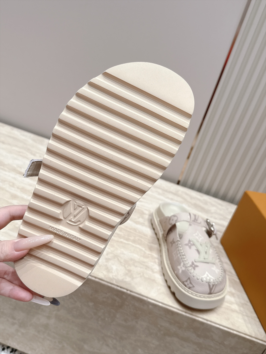 全新色系！！  Louis vuitto驴牌 Lv 新品厚底包头勃肯拖鞋   懒人鞋的终极形态找到了！ LV这双穆勒包头