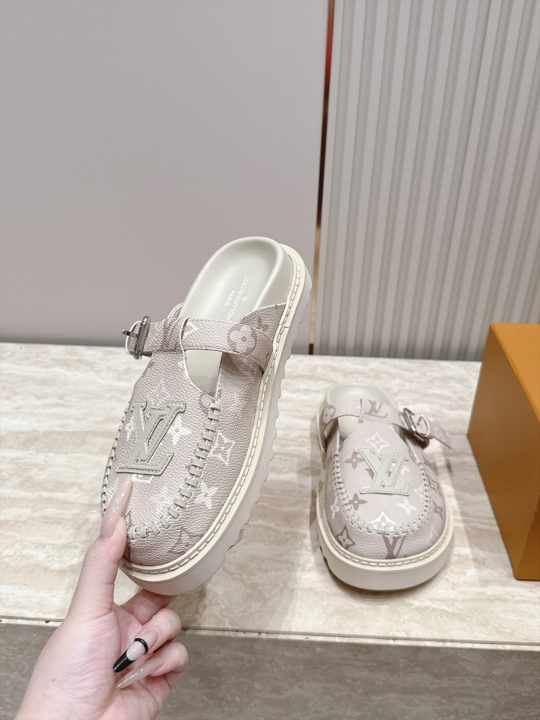 全新色系！！  Louis vuitto驴牌 Lv 新品厚底包头勃肯拖鞋   懒人鞋的终极形态找到了！ LV这双穆勒包头