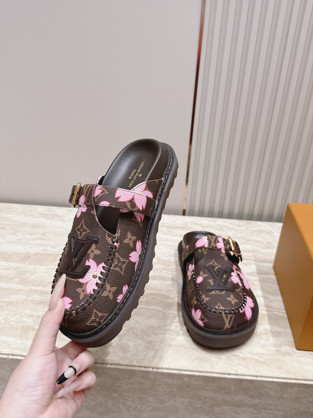 全新色系！！  Louis vuitto驴牌 Lv 新品厚底包头勃肯拖鞋   懒人鞋的终极形态找到了！ LV这双穆勒包头