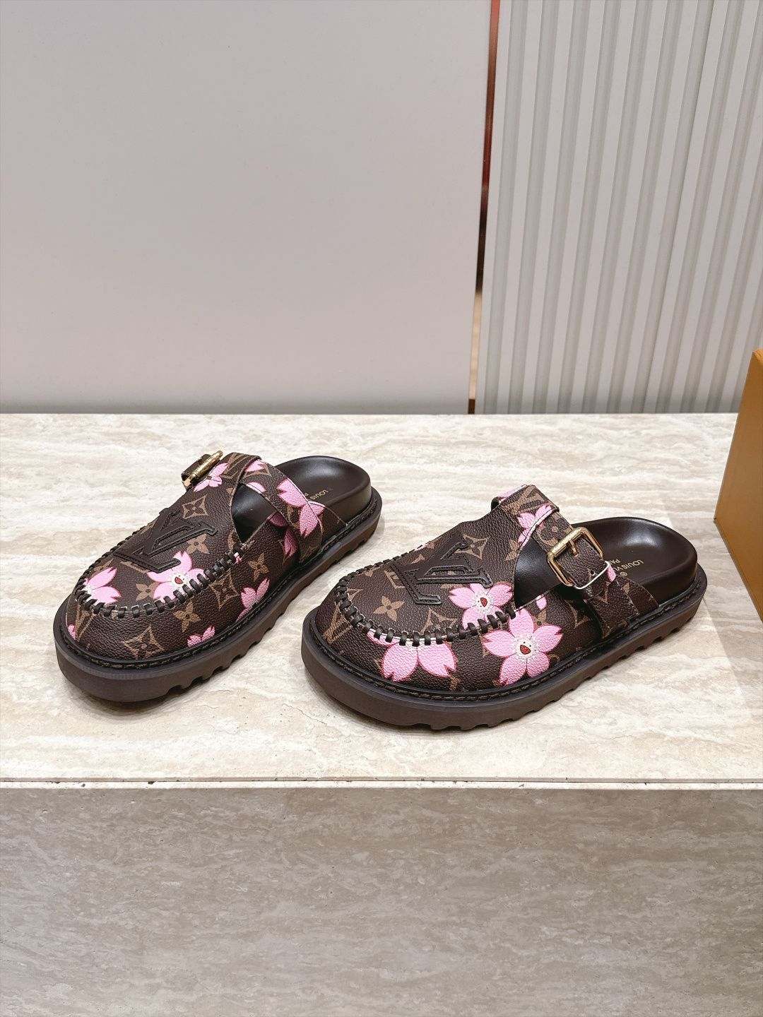 全新色系！！  Louis vuitto驴牌 Lv 新品厚底包头勃肯拖鞋   懒人鞋的终极形态找到了！ LV这双穆勒包头