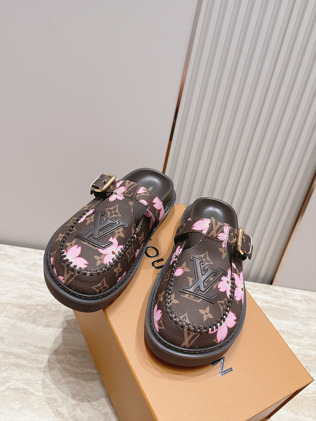 全新色系！！  Louis vuitto驴牌 Lv 新品厚底包头勃肯拖鞋   懒人鞋的终极形态找到了！ LV这双穆勒包头