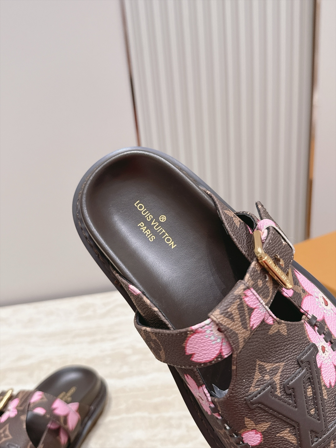 全新色系！！  Louis vuitto驴牌 Lv 新品厚底包头勃肯拖鞋   懒人鞋的终极形态找到了！ LV这双穆勒包头