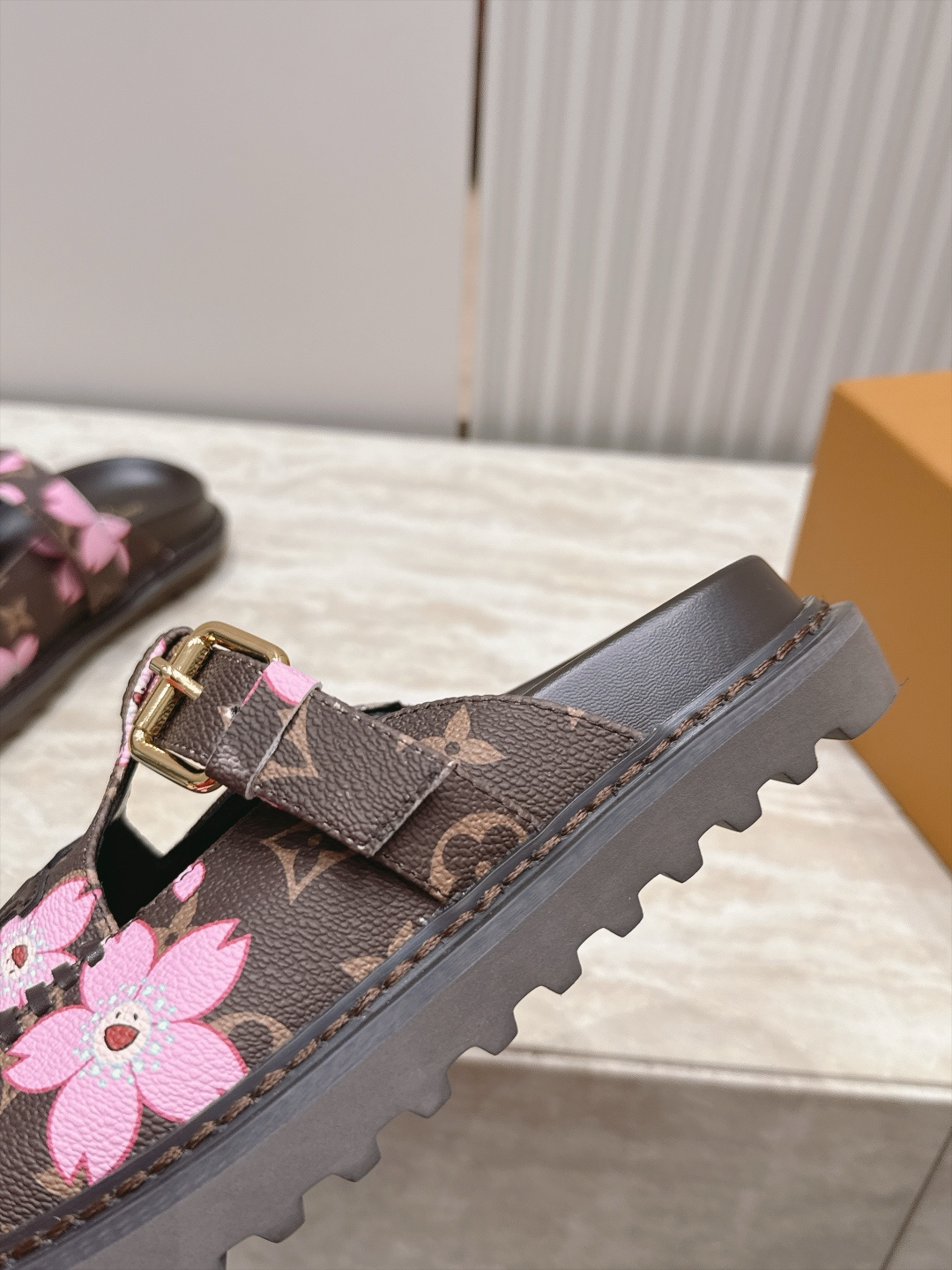 全新色系！！  Louis vuitto驴牌 Lv 新品厚底包头勃肯拖鞋   懒人鞋的终极形态找到了！ LV这双穆勒包头