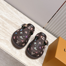 全新色系!! Louis vuitto驴牌 Lv 新品厚底包头勃肯拖鞋 懒人鞋的终极形态找到了! LV这双穆勒包头 全新色系!! Louis vuitto驴牌 Lv 新品厚底包头勃肯拖鞋 懒人鞋的终极形态找到了! LV这双穆勒包头