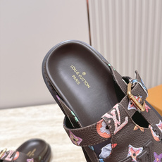 全新色系!! Louis vuitto驴牌 Lv 新品厚底包头勃肯拖鞋 懒人鞋的终极形态找到了! LV这双穆勒包头 全新色系!! Louis vuitto驴牌 Lv 新品厚底包头勃肯拖鞋 懒人鞋的终极形态找到了! LV这双穆勒包头
