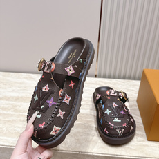 全新色系!! Louis vuitto驴牌 Lv 新品厚底包头勃肯拖鞋 懒人鞋的终极形态找到了! LV这双穆勒包头 全新色系!! Louis vuitto驴牌 Lv 新品厚底包头勃肯拖鞋 懒人鞋的终极形态找到了! LV这双穆勒包头