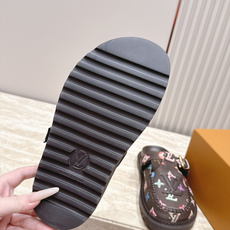 全新色系!! Louis vuitto驴牌 Lv 新品厚底包头勃肯拖鞋 懒人鞋的终极形态找到了! LV这双穆勒包头 全新色系!! Louis vuitto驴牌 Lv 新品厚底包头勃肯拖鞋 懒人鞋的终极形态找到了! LV这双穆勒包头