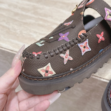 全新色系!! Louis vuitto驴牌 Lv 新品厚底包头勃肯拖鞋 懒人鞋的终极形态找到了! LV这双穆勒包头 全新色系!! Louis vuitto驴牌 Lv 新品厚底包头勃肯拖鞋 懒人鞋的终极形态找到了! LV这双穆勒包头