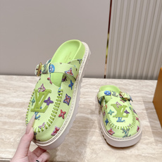 全新色系!! Louis vuitto驴牌 Lv 新品厚底包头勃肯拖鞋 懒人鞋的终极形态找到了! LV这双穆勒包头 全新色系!! Louis vuitto驴牌 Lv 新品厚底包头勃肯拖鞋 懒人鞋的终极形态找到了! LV这双穆勒包头